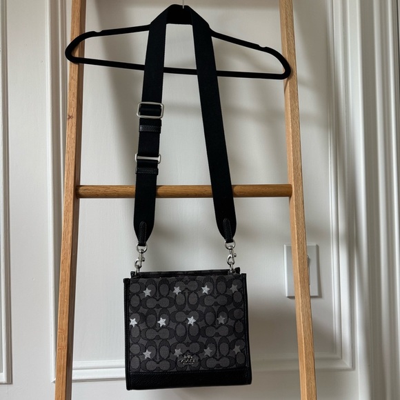 Coach Dempsey Tote 22 In Signature Jacquard With Star Embroidery - Like New - Picture 15 of 16